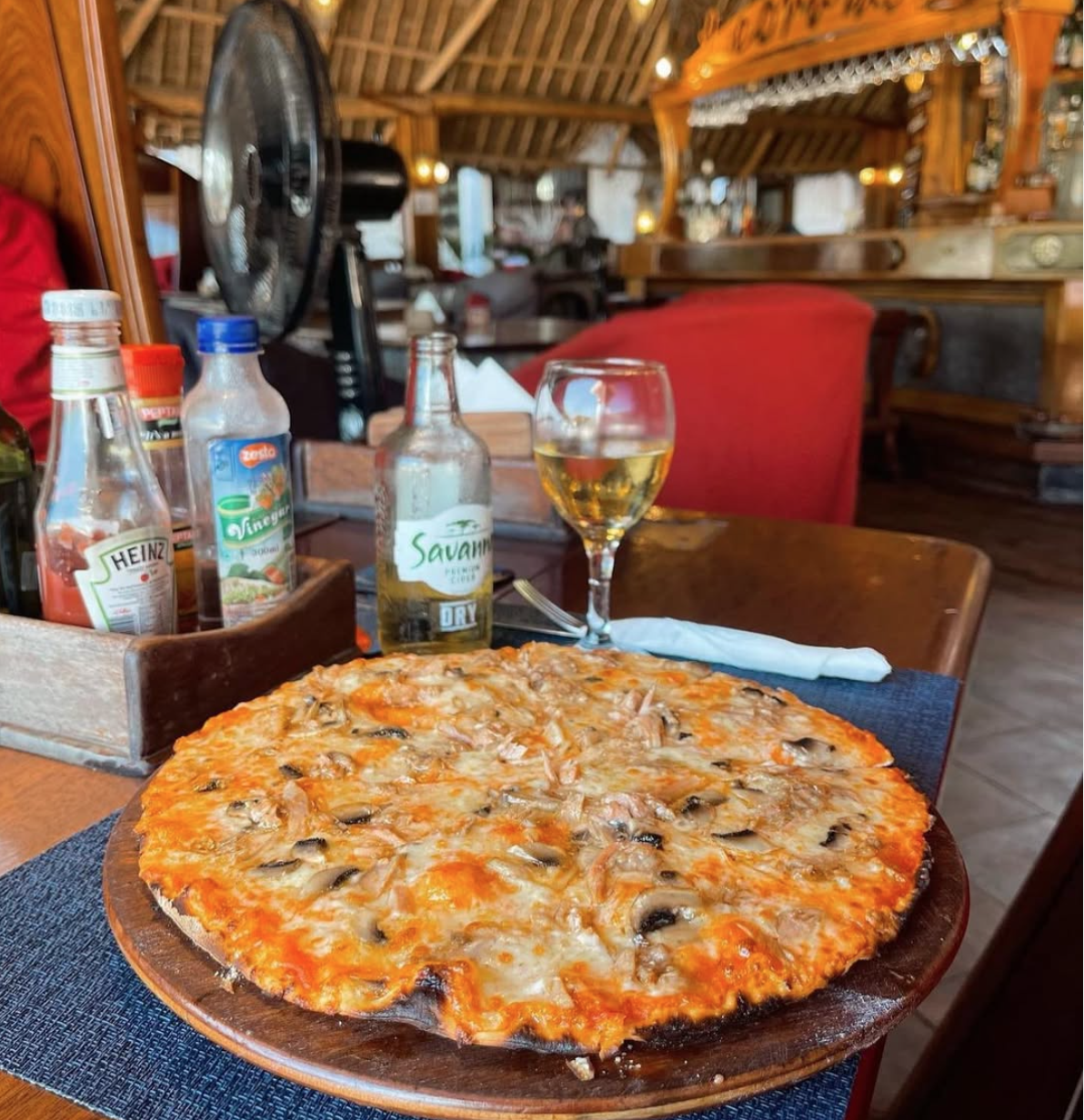 Outdoor seating at Leonardo's Italian Restaurant